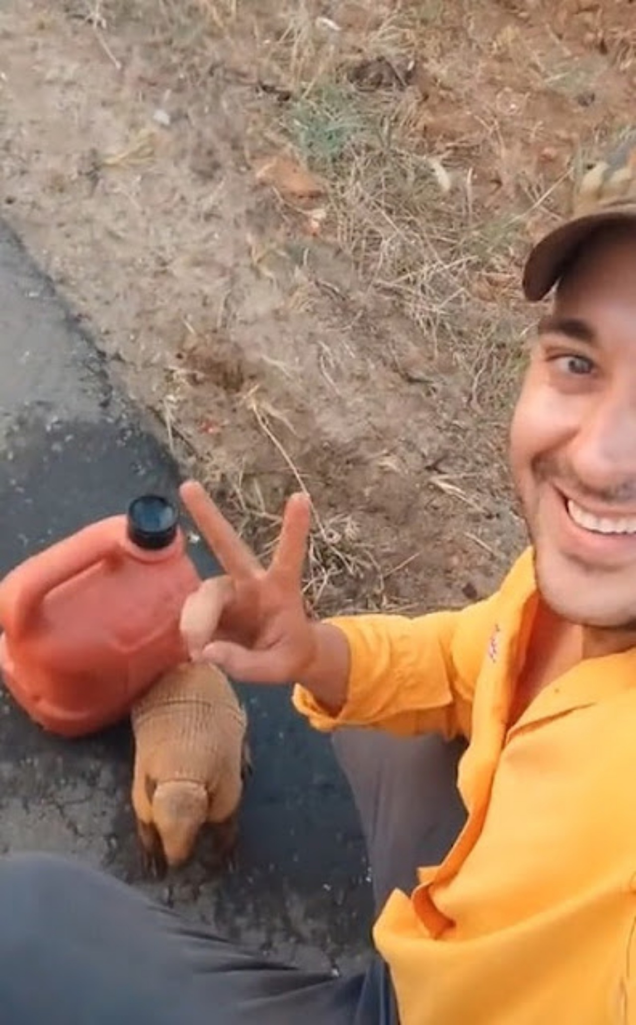 selfie ragazzo con armadillo