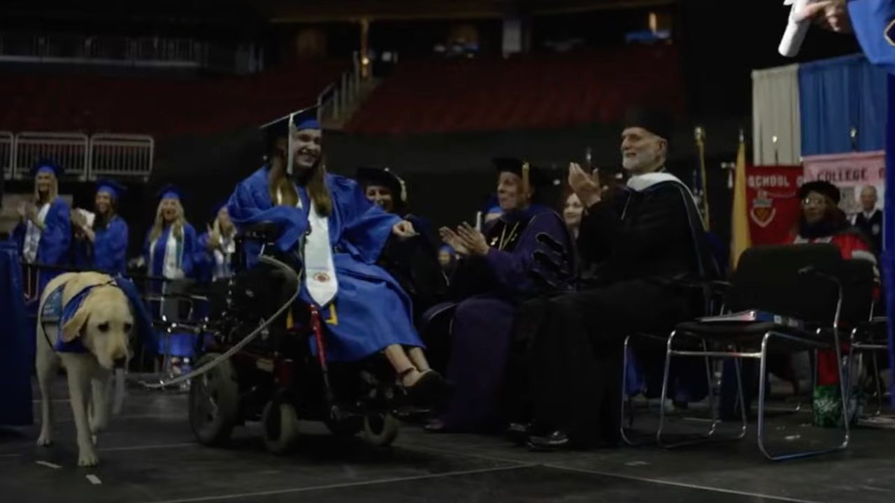 Mamma umana con cane alla consegna dei diplomi di laurea