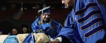 Cane e padrona alla consegna dei diplomi di laurea