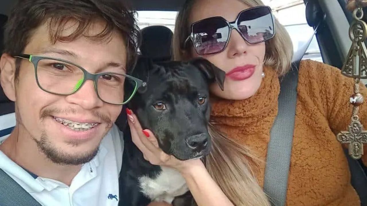 Cagnolino in auto con i suoi soccorritori