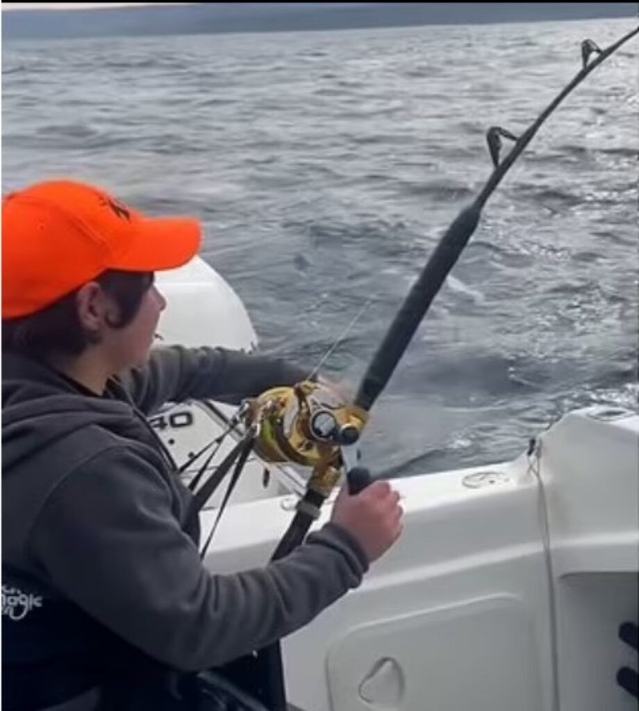 Ragazzo pesca un tonno enorme