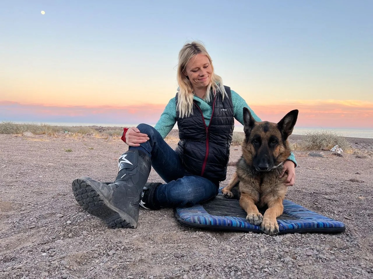 Cane viaggia in moto insieme alla sua mamma